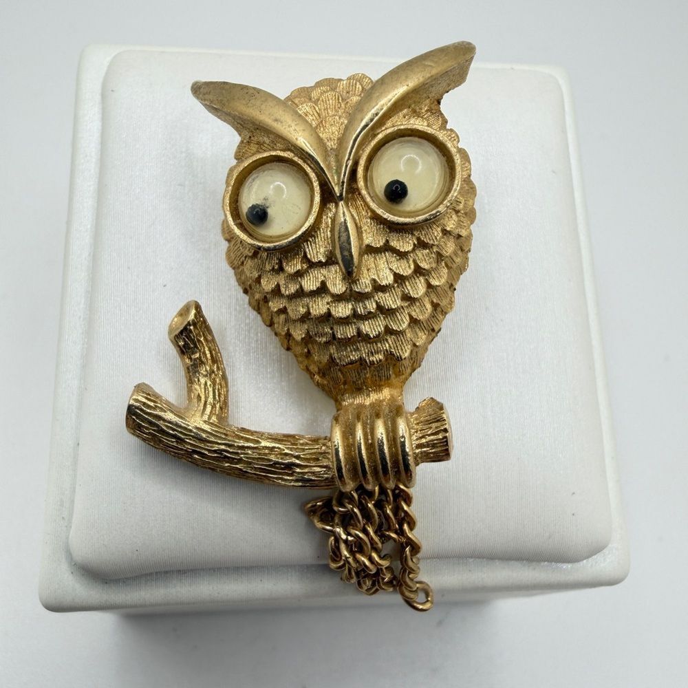 Vintage Avon 1975 Gold Tone "Wise Guy" Googly Eye Owl Brooch/Pin, Signed!